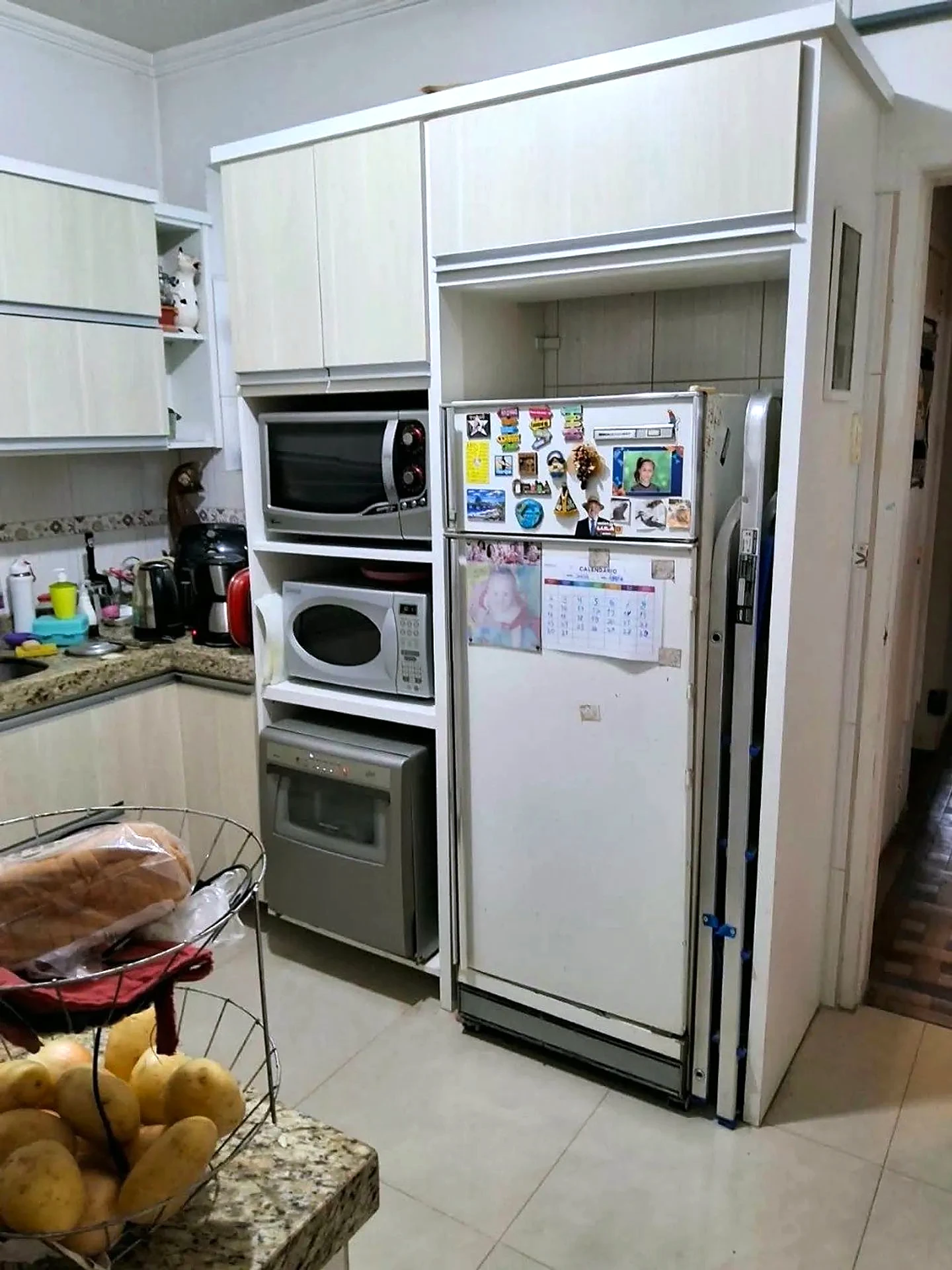 Cozinha planejada com forno e micro-ondas embutidos