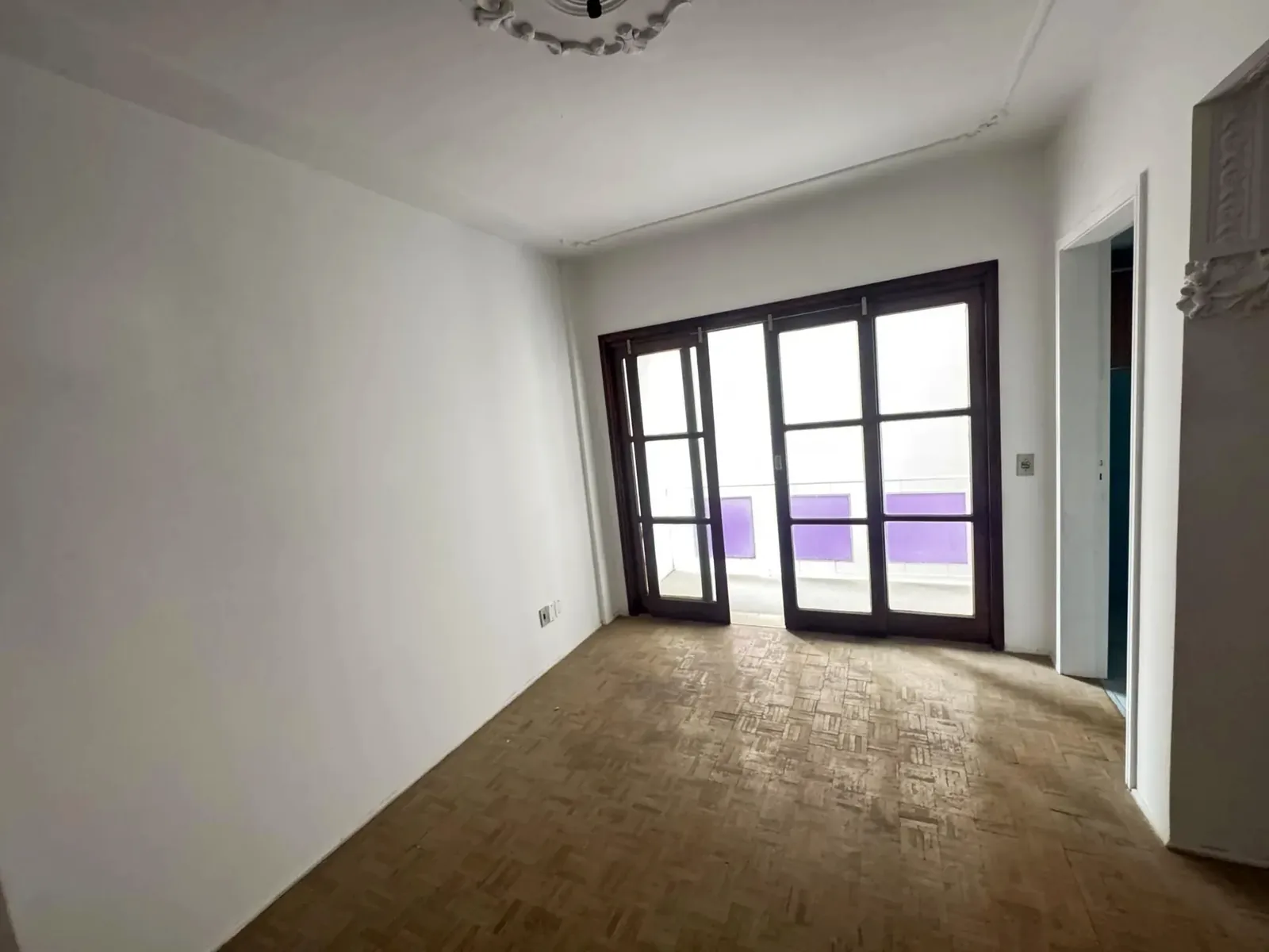 Sala com portas de vidro para a sacada