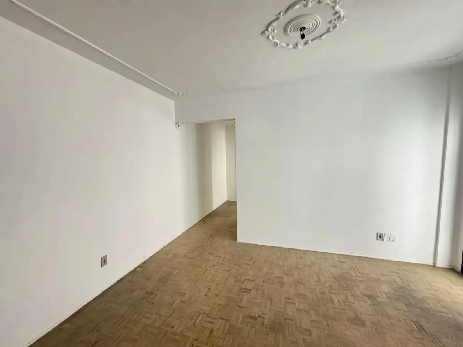 Sala ampla com luz natural