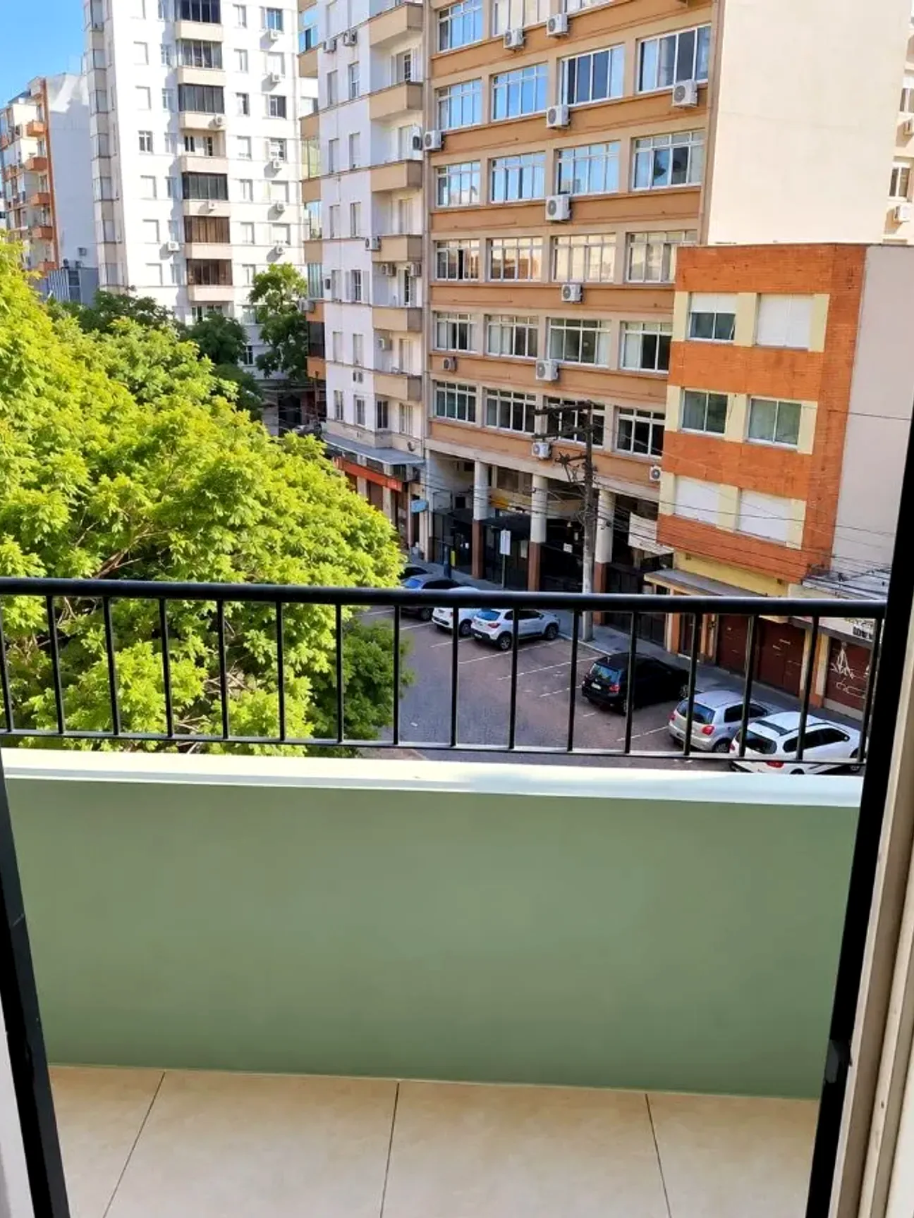 Sacada de frente com vista para a rua