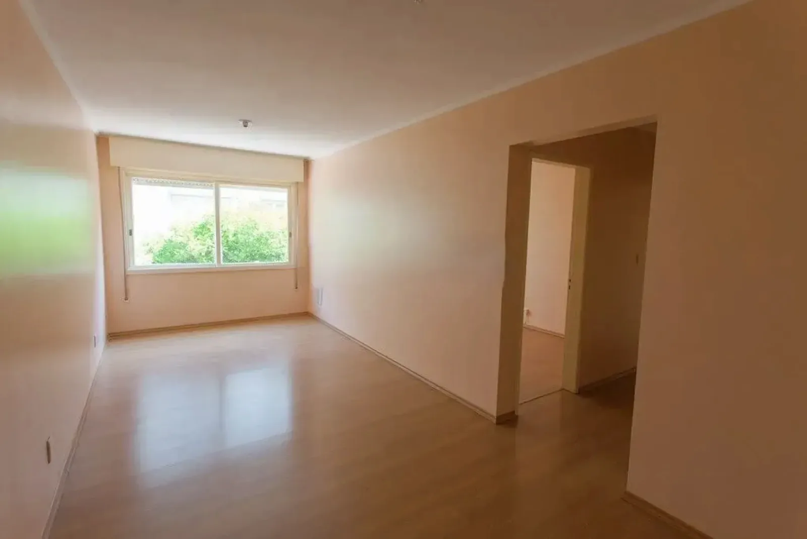 Sala ampla com piso laminado no Santa Cecília