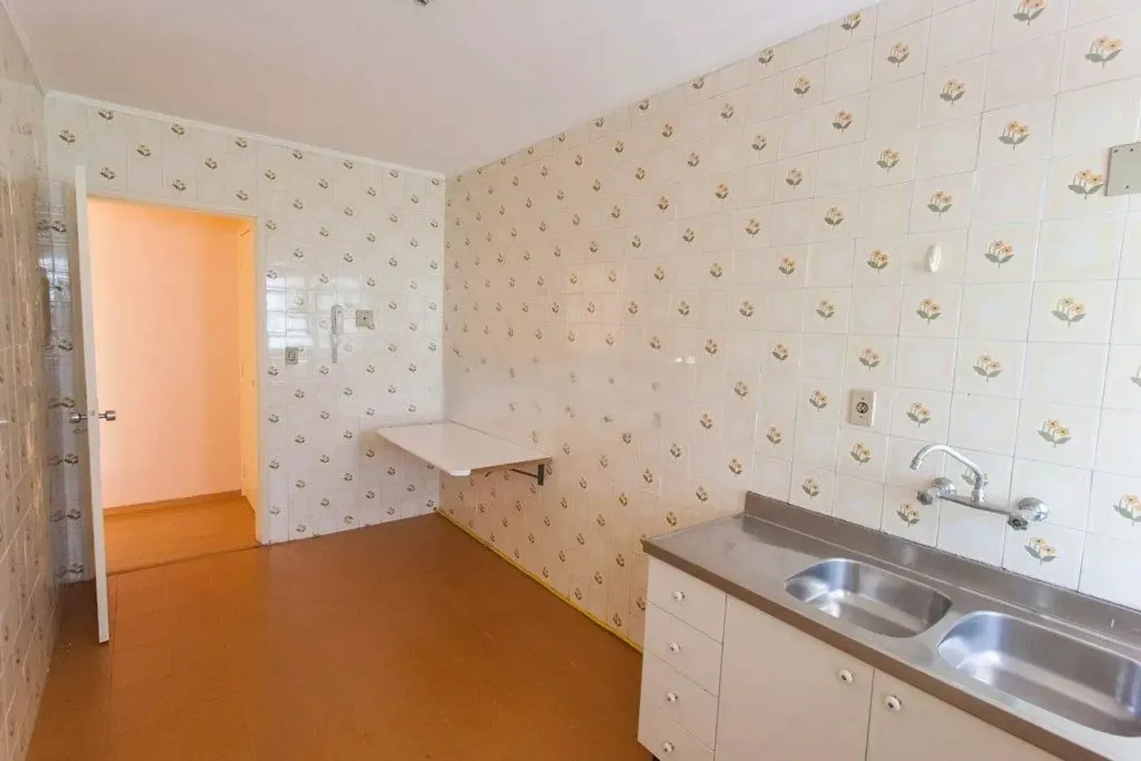 Cozinha com bancada e armários