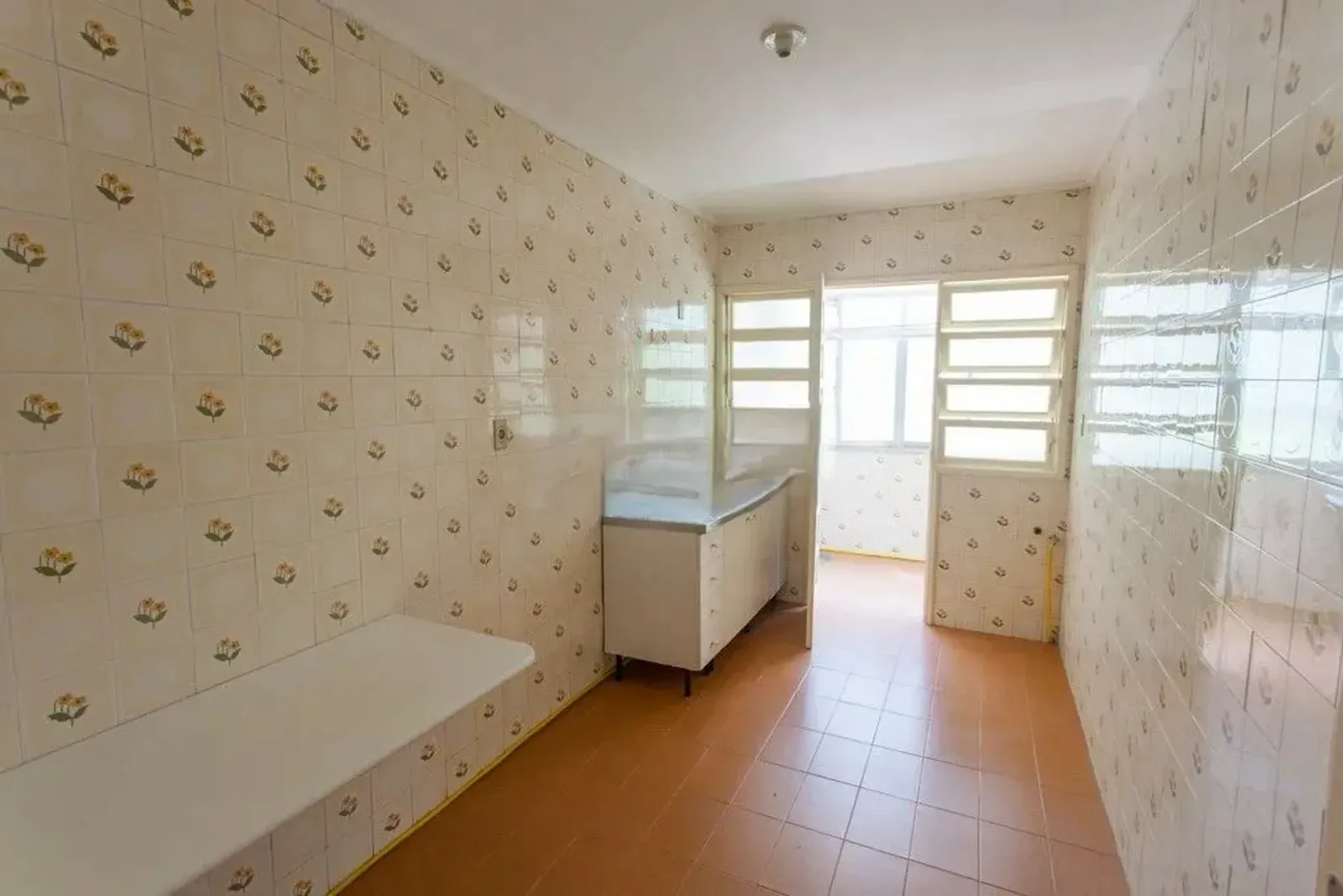 Cozinha com acesso à área de serviço