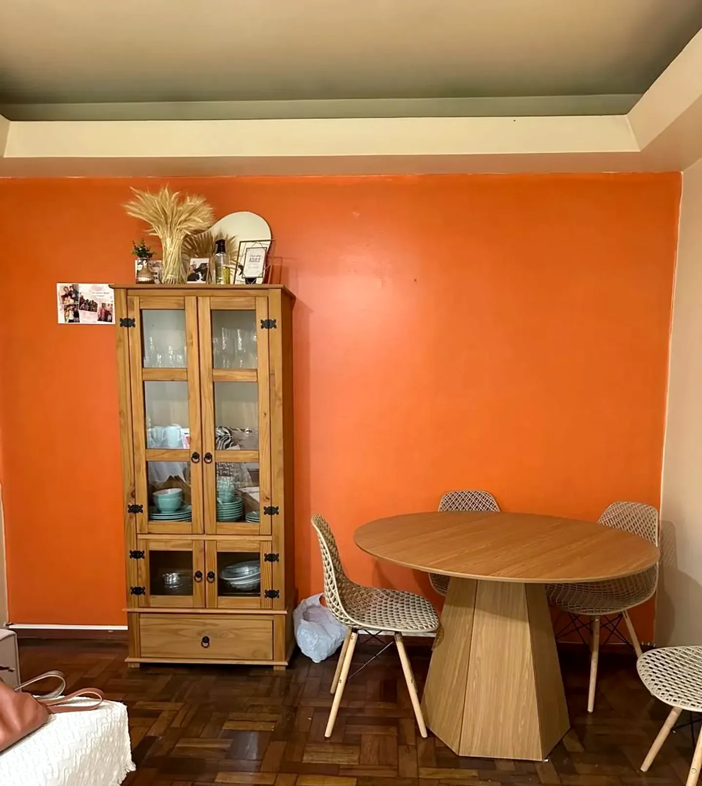 Sala de jantar com piso de parquê no Santa Cecília, em Porto Alegre