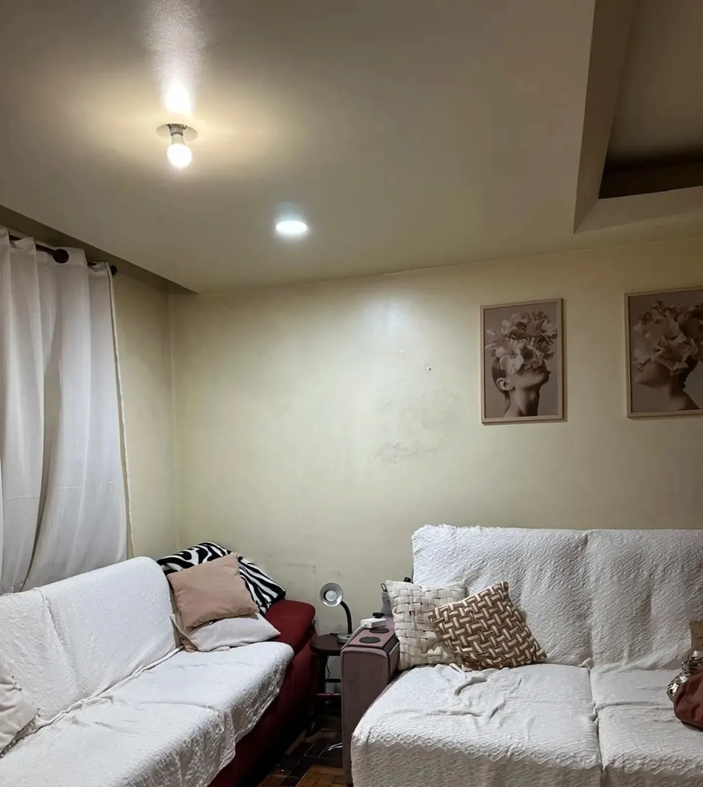 Sala de estar com sofás