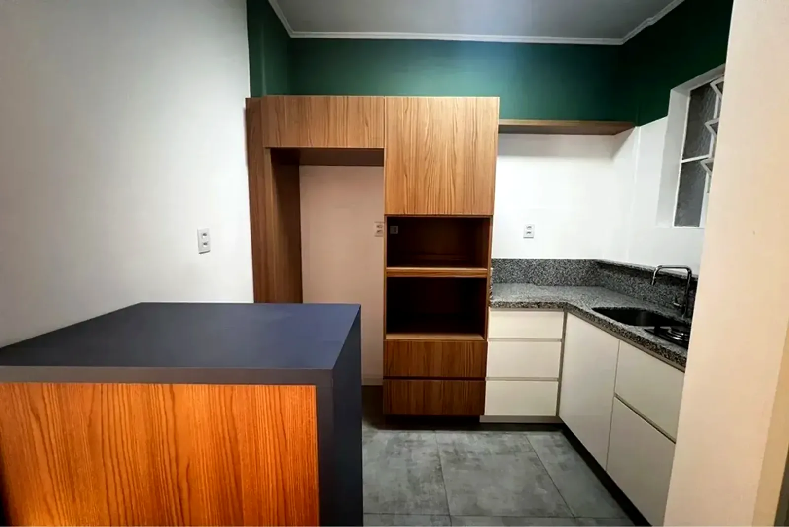 Cozinha planejada com ilha e marcenaria em madeira