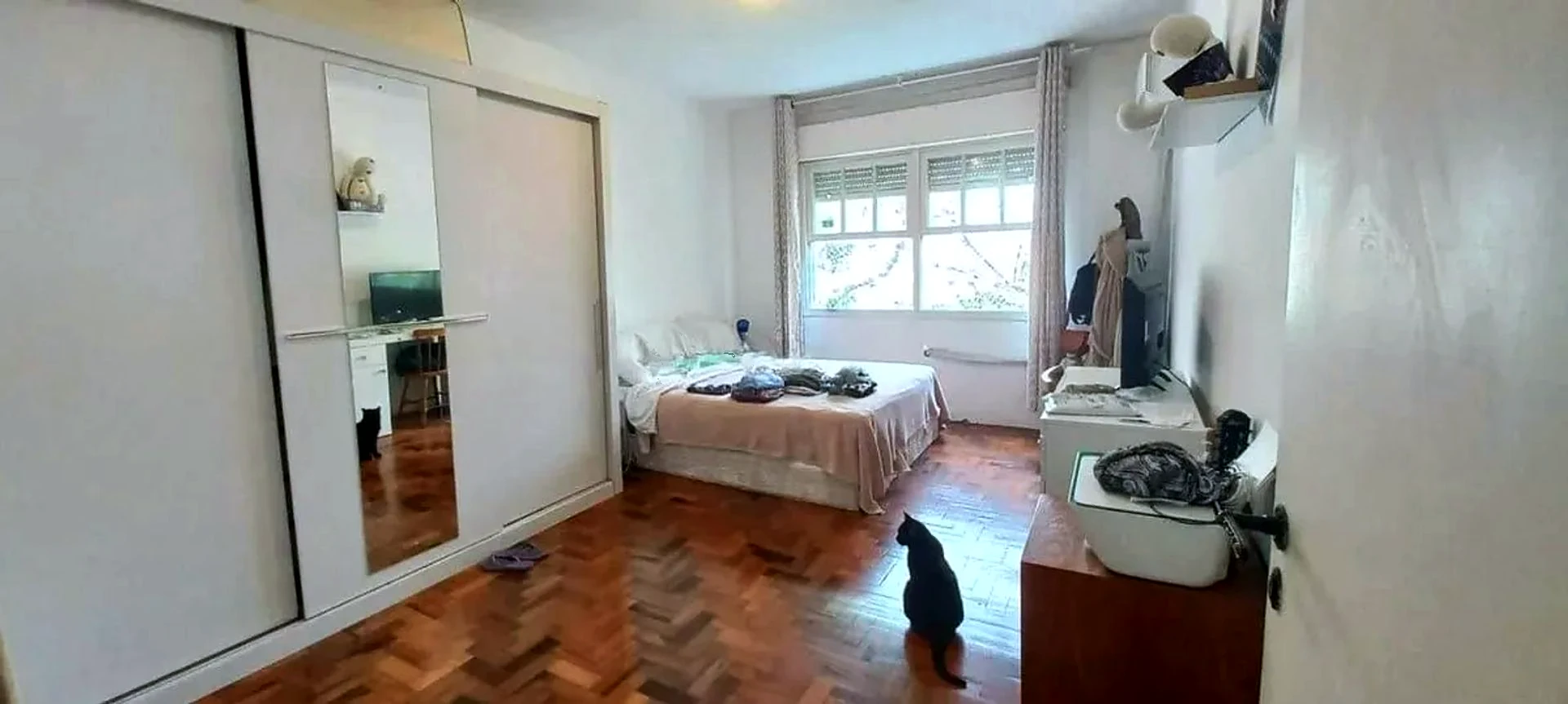 Dormitório com armário embutido e janela ampla