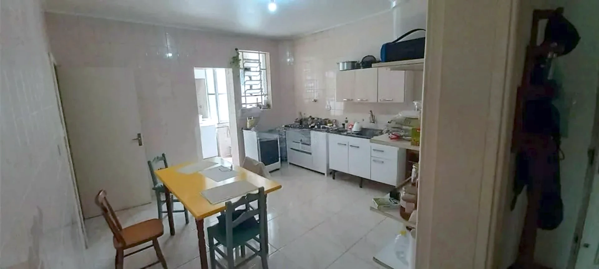 Segundo dormitório com piso de parquet
