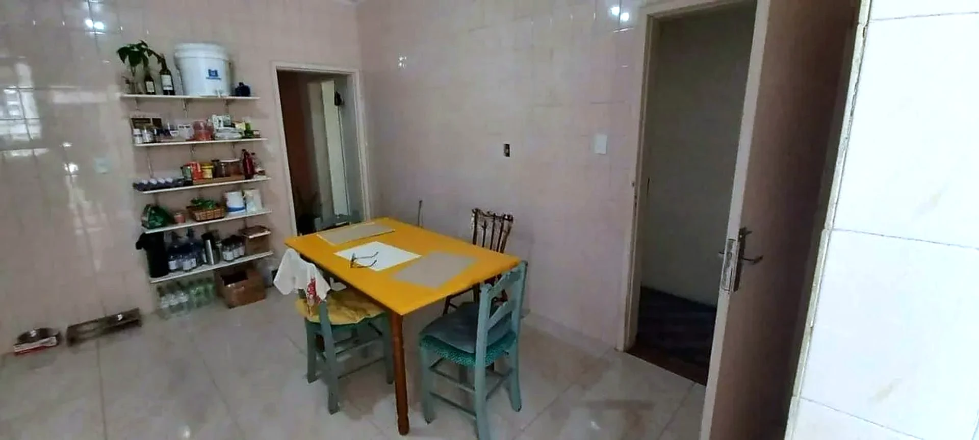 Cozinha com espaço para mesa