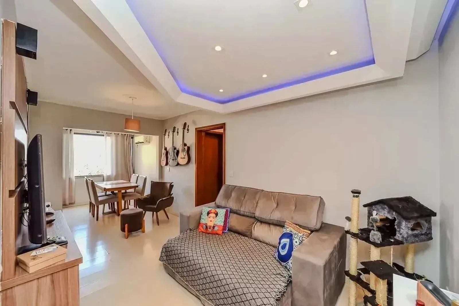 Sala ampla e mobiliada com mesa de jantar no Jardim Itu