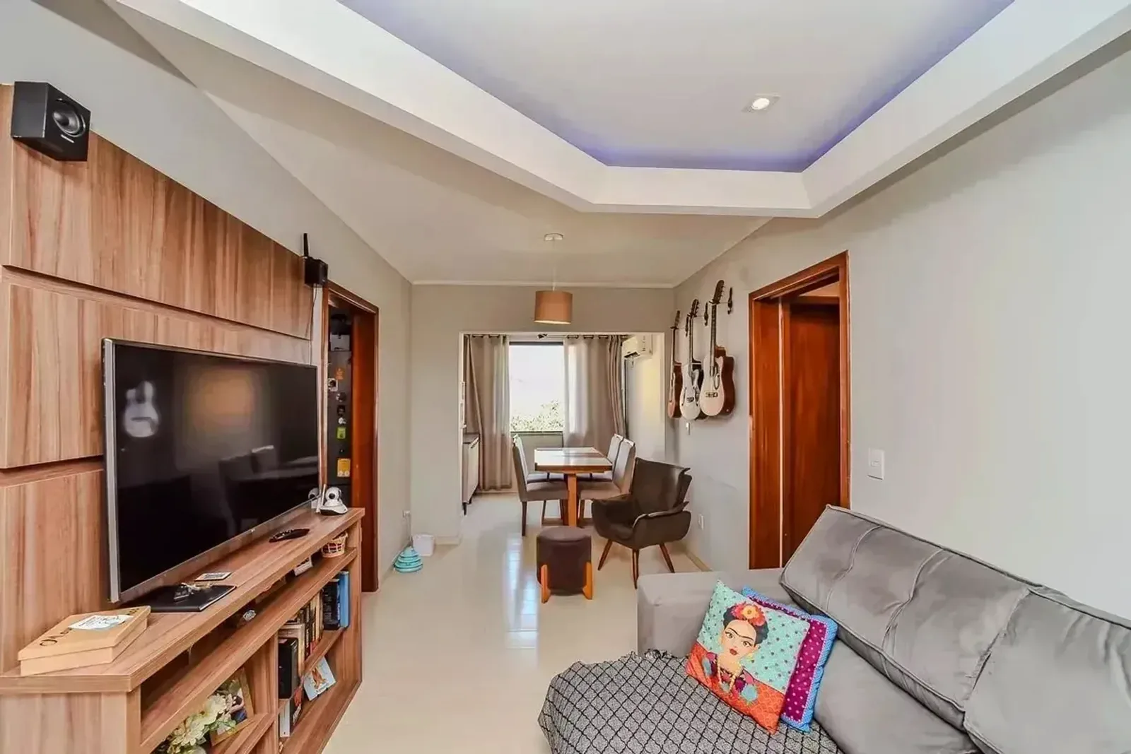Sala com painel de TV e móveis planejados