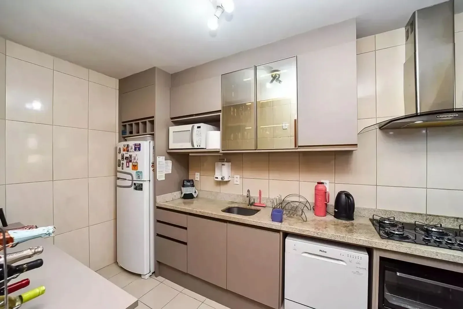 Cozinha ampla e clara