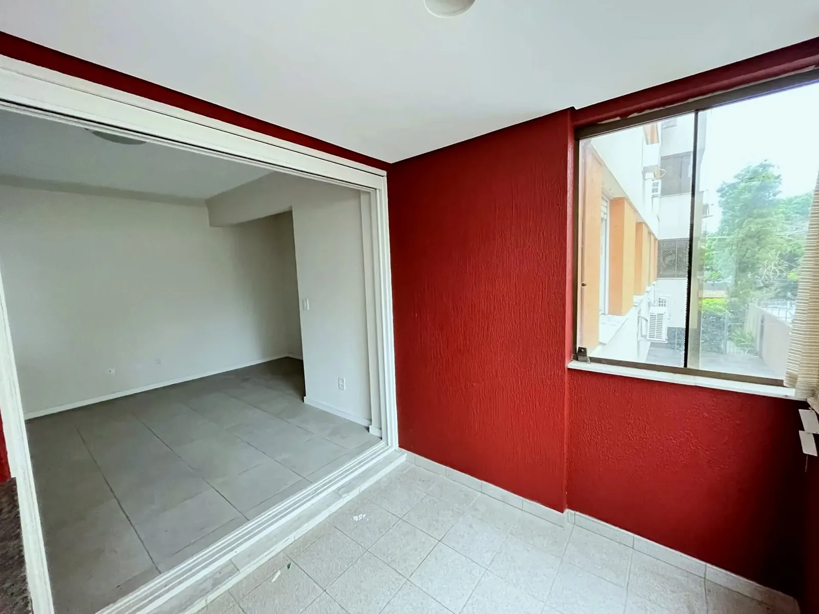 Living com janela para o jardim