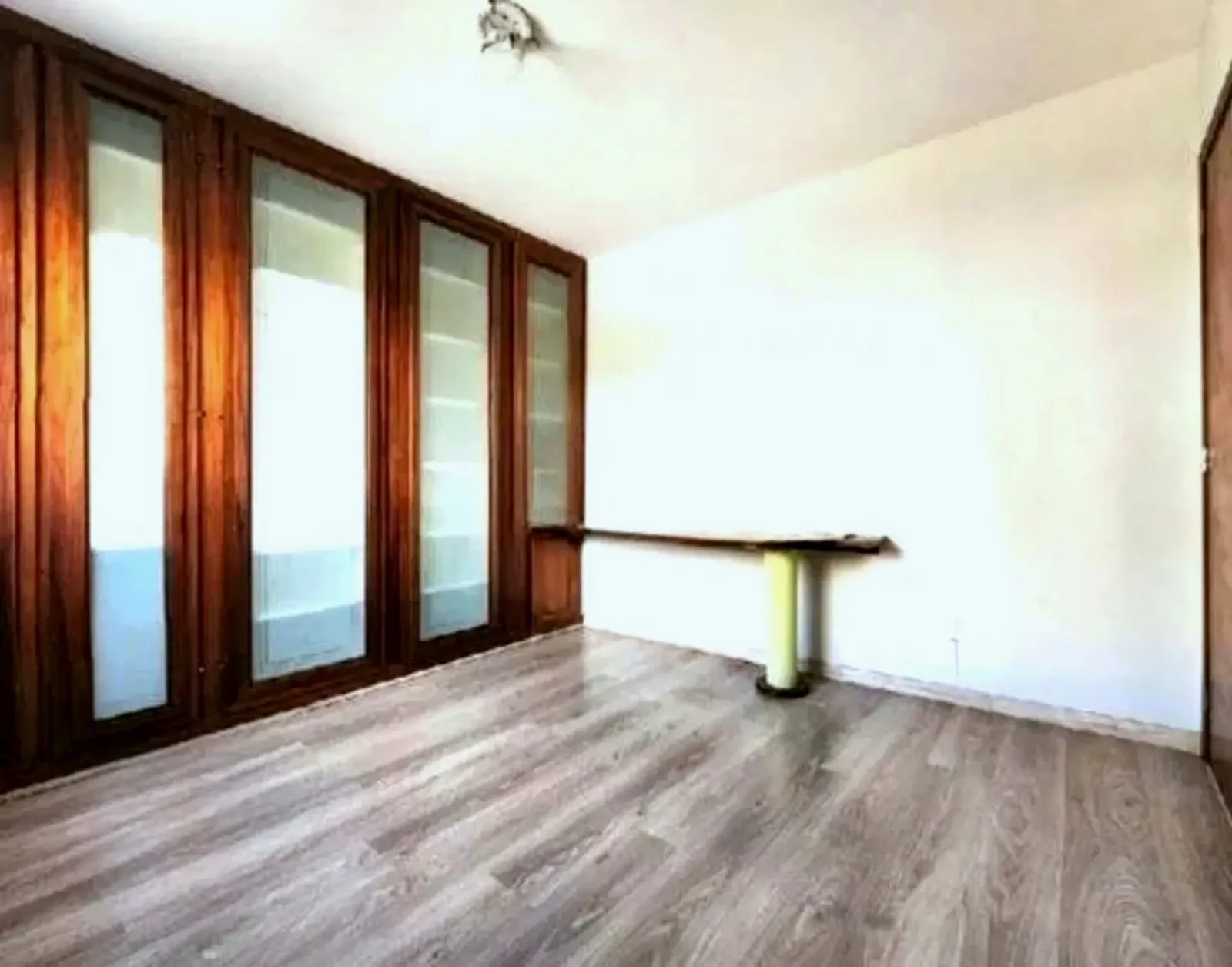 Sala com armários envidraçados