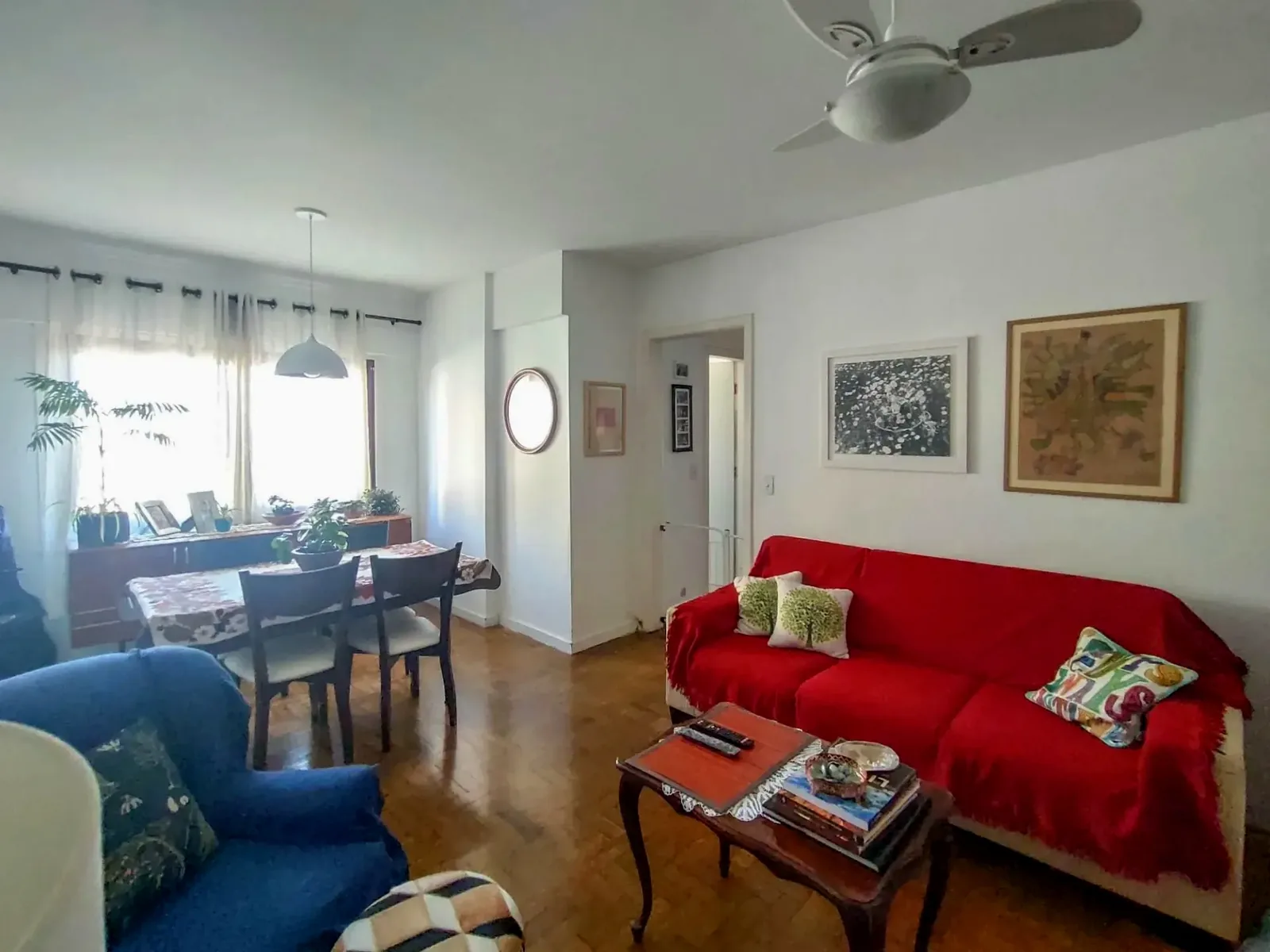 Living para dois ambientes com piso de parquê