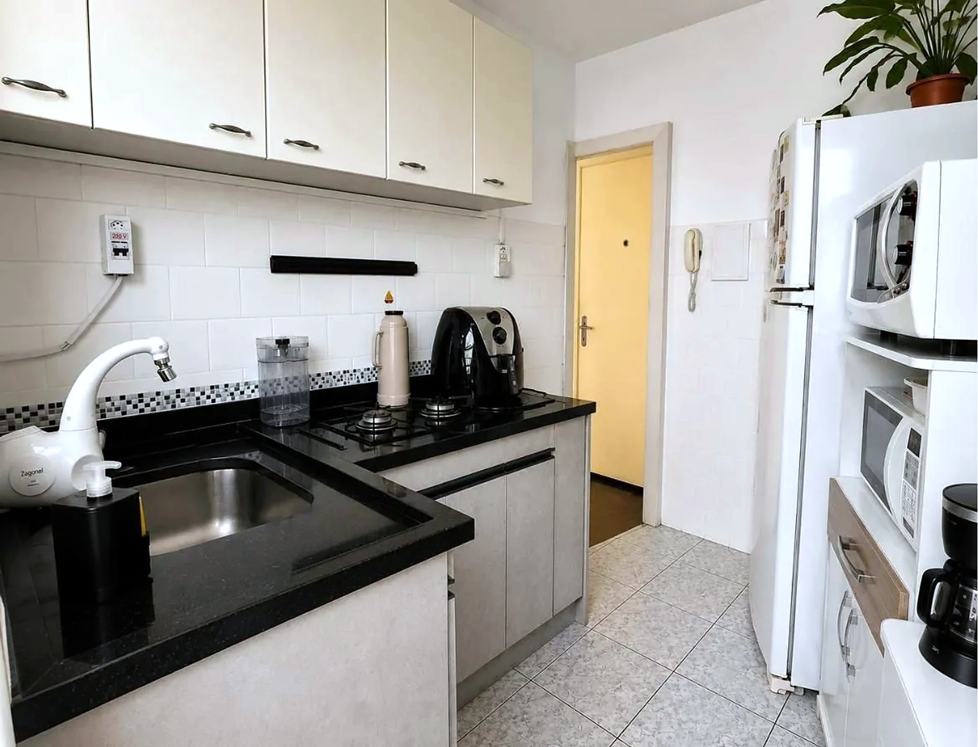 Cozinha com bancada de granito