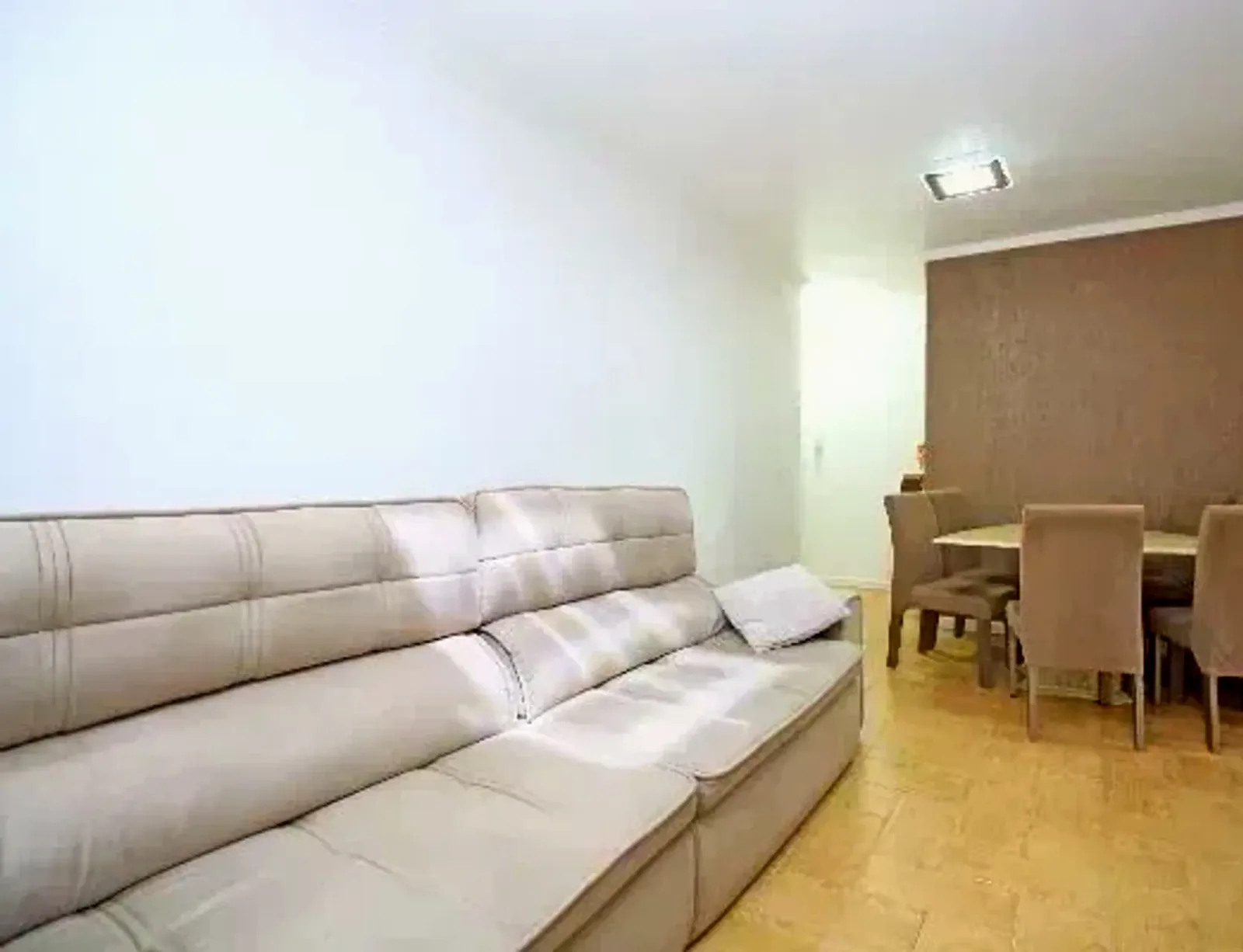 Living com mesa de jantar