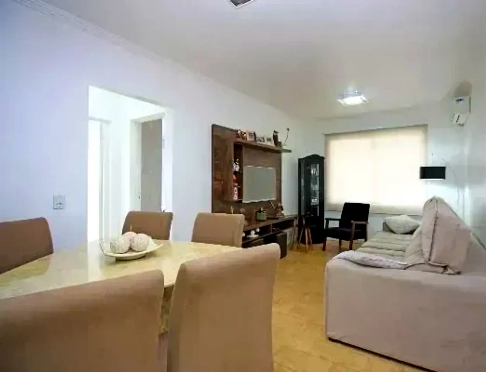 Living visto da mesa para a janela