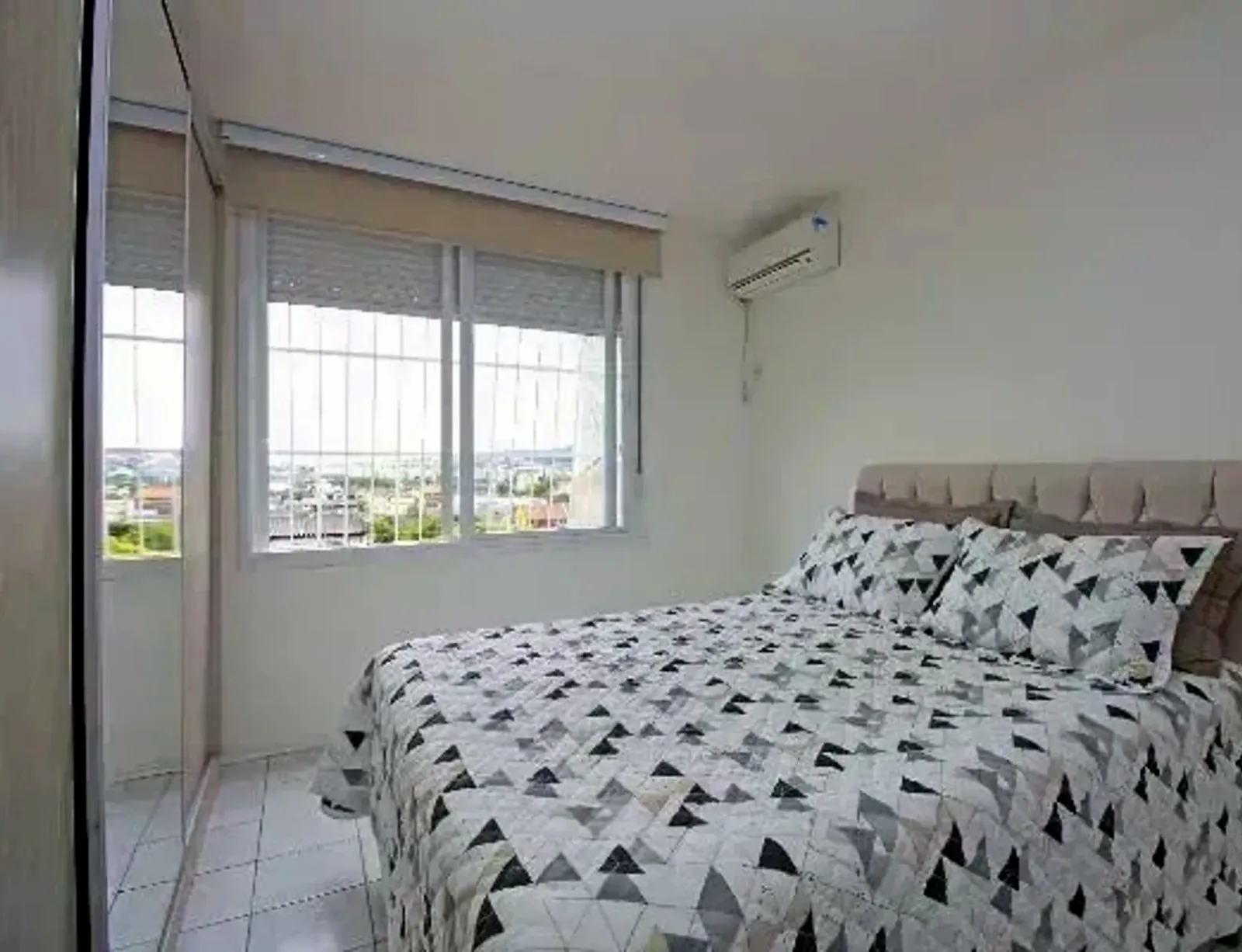 Dormitório com janela ampla e split