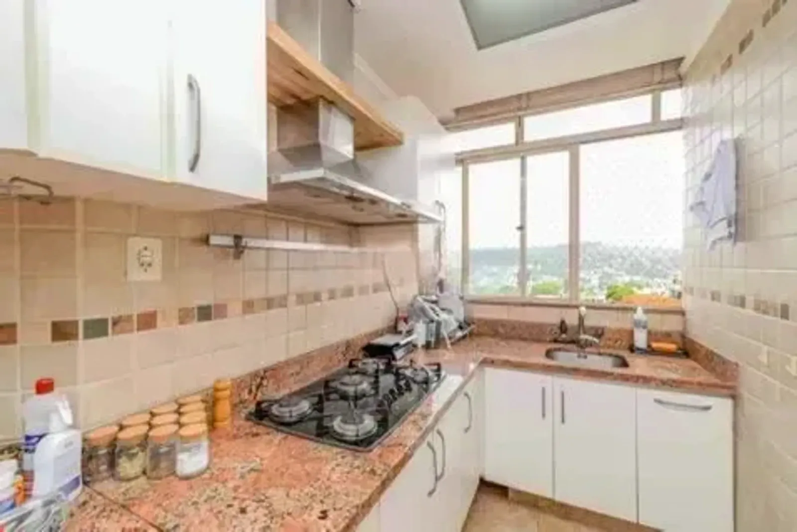 Cozinha com bancada de granito