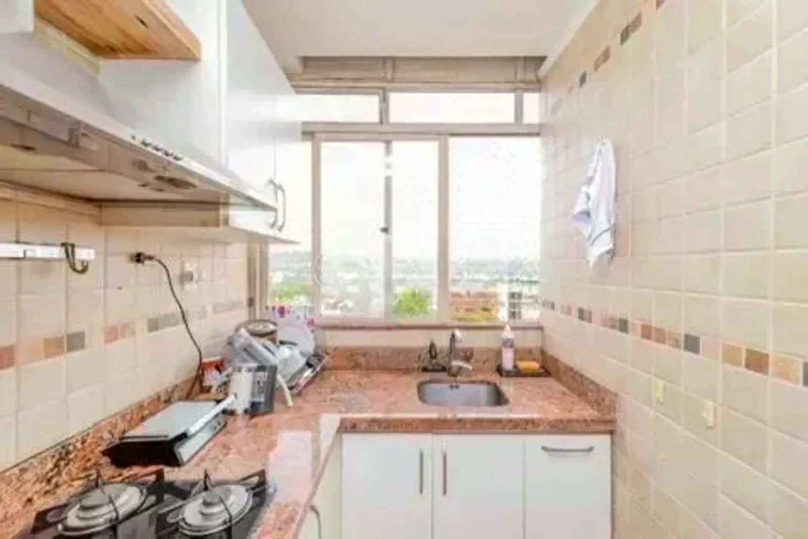 Cozinha com janela para a vista
