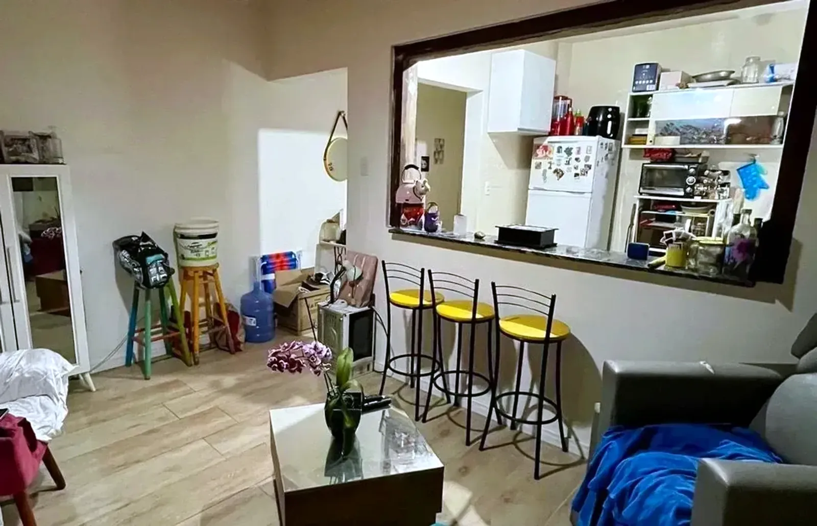 Living com balcão para a cozinha