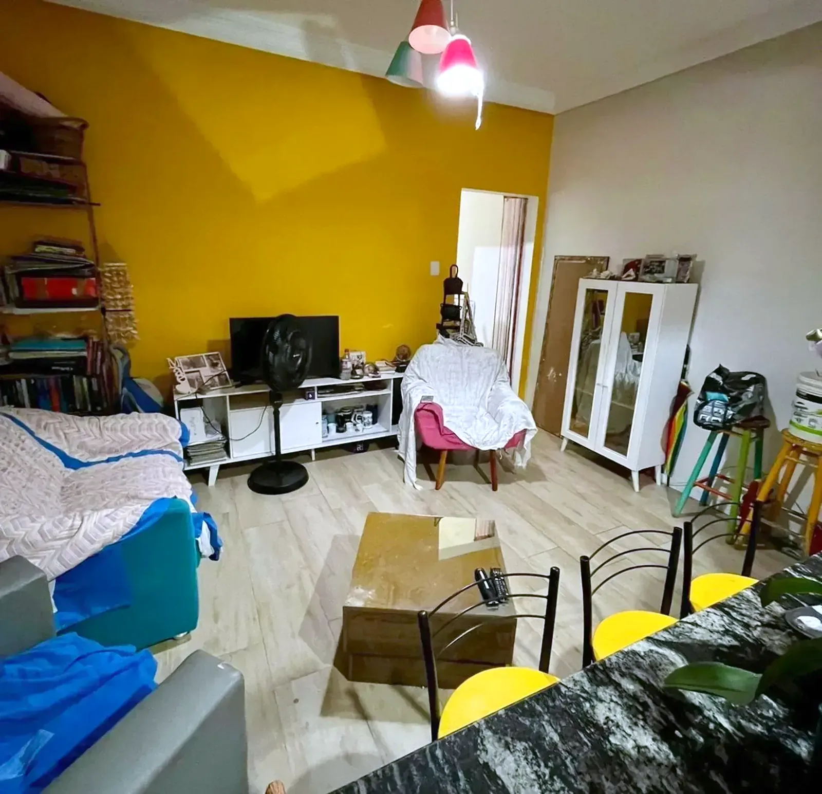 Sala de estar com parede colorida