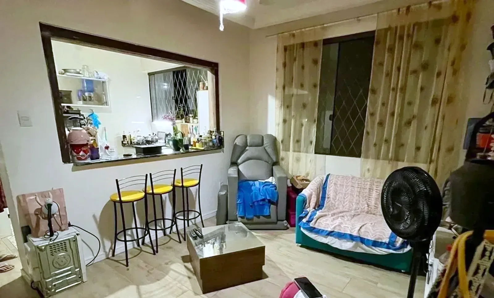 Living com espaço para estar e jantar