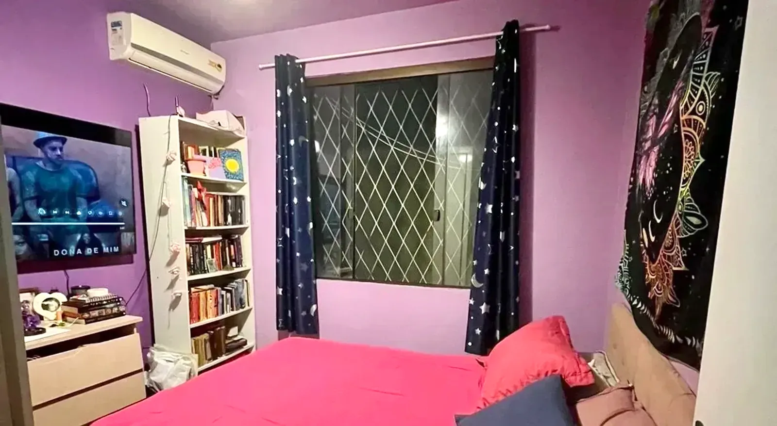 Quarto com ar-condicionado e janela