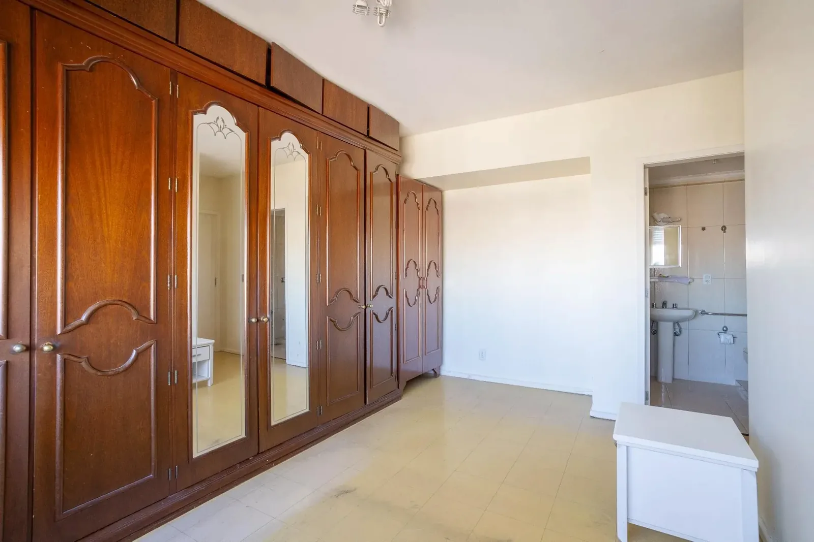 Quarto com armário embutido em madeira