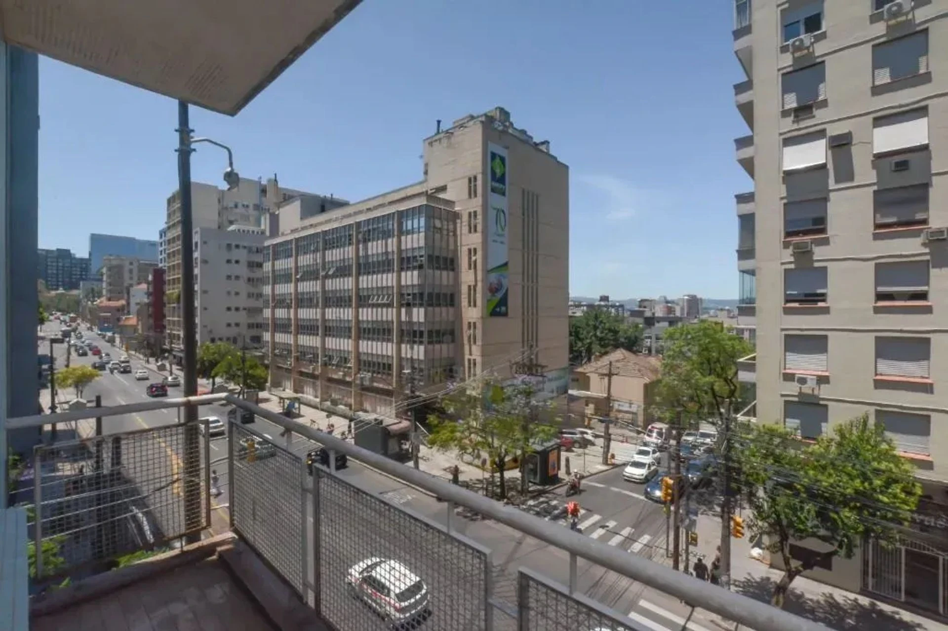 Vista da sacada para a avenida