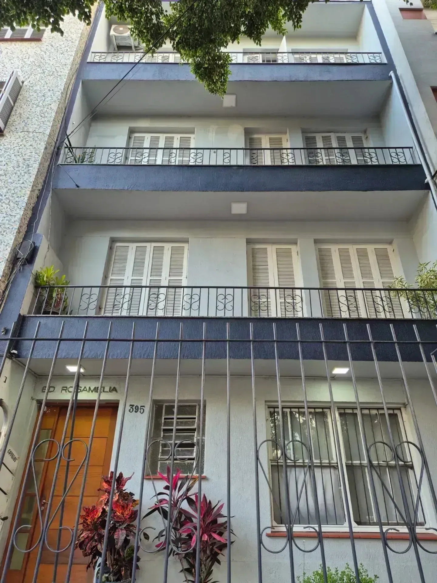 Fachada do prédio com sacadas de ferro trabalhado