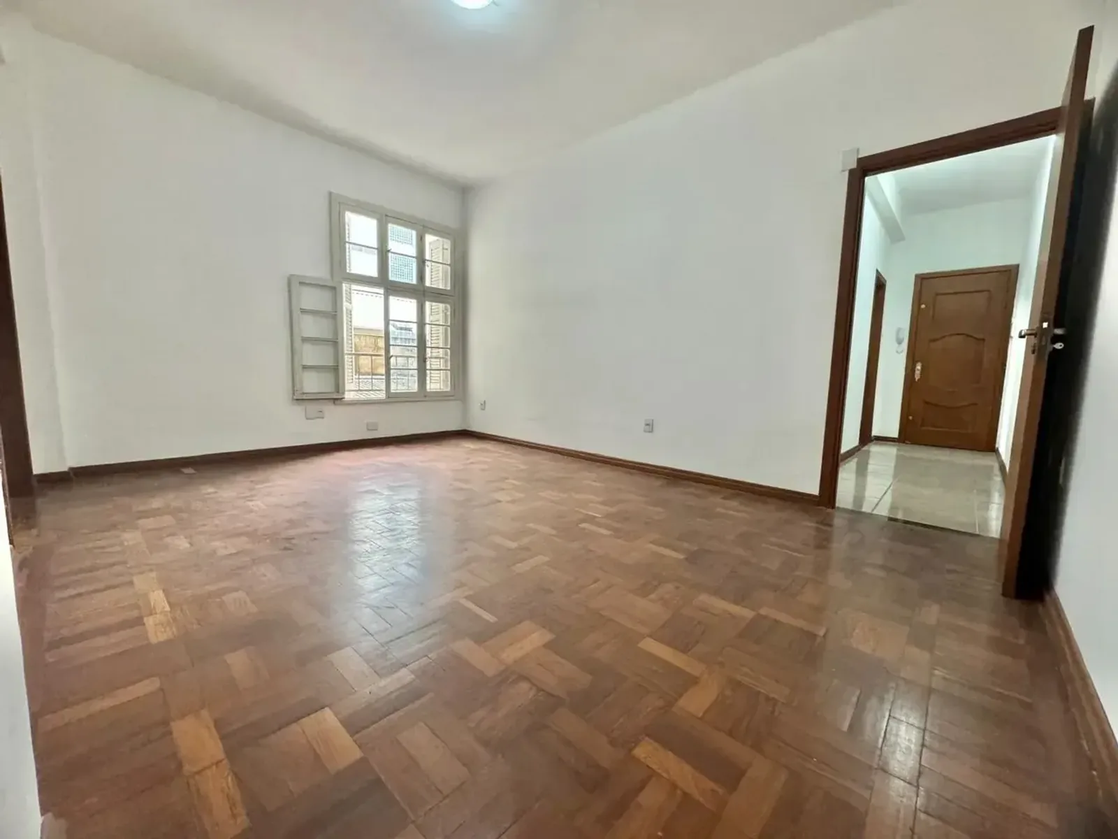 Sala ampla e iluminada