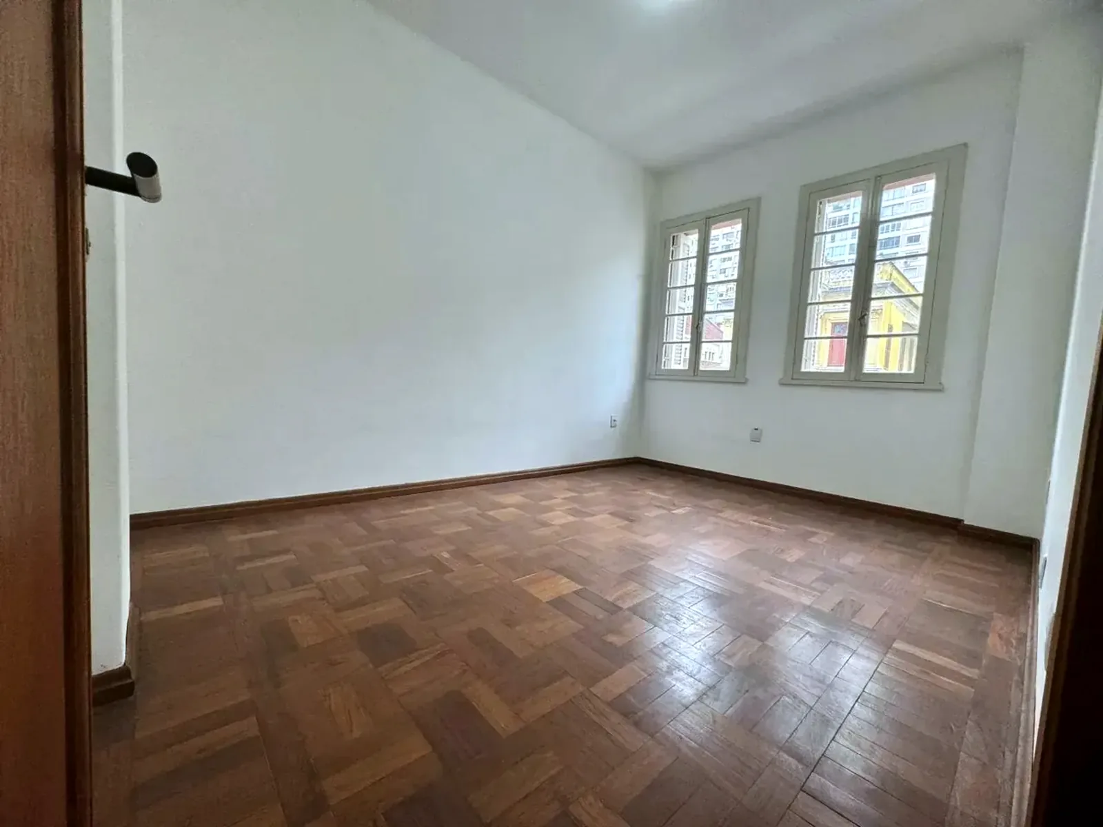 Dormitório com duas janelas
