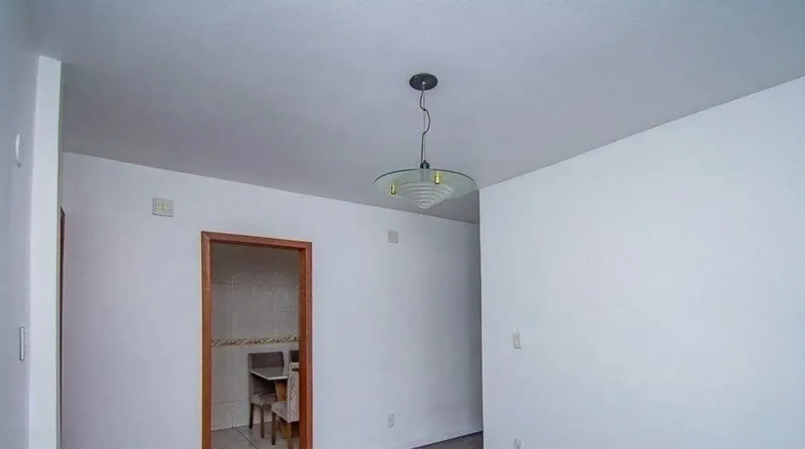 Sala e passagem para a cozinha
