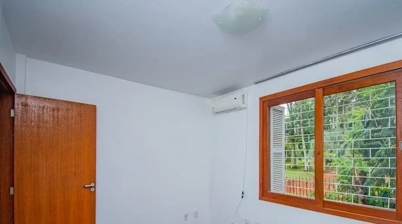 Dormitório com janela para o verde