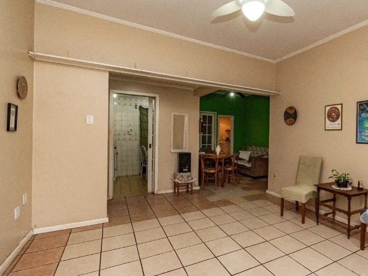 Living e passagem para a sala de jantar