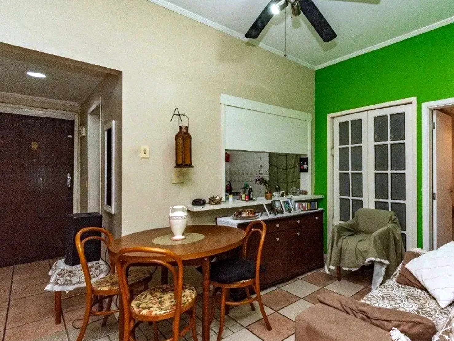 Sala de jantar e acesso à cozinha
