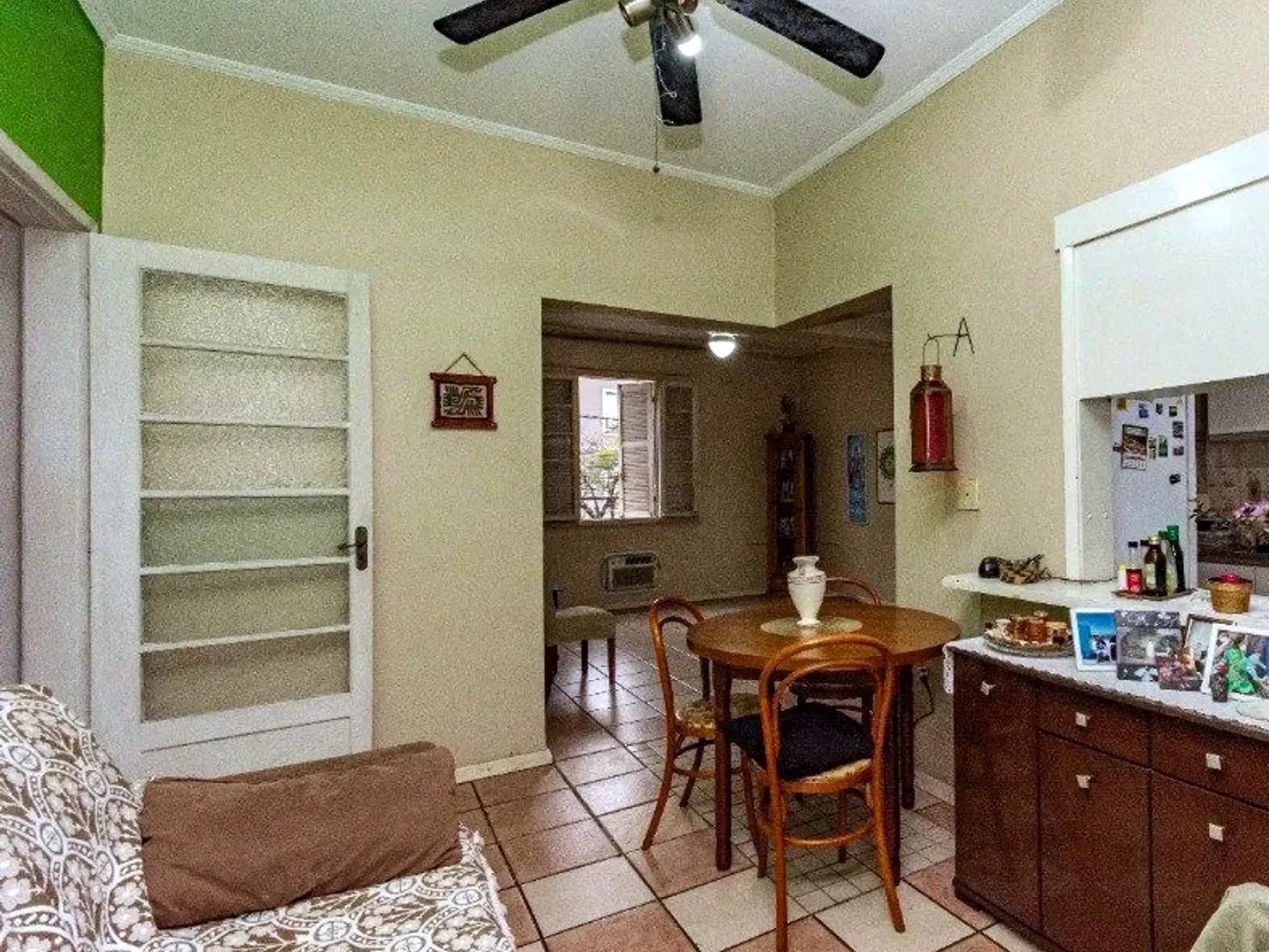 Jantar integrado ao balcão da cozinha