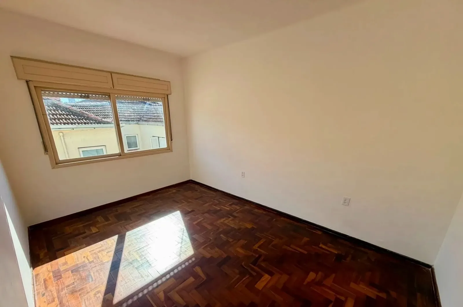 Dormitório amplo com parquet