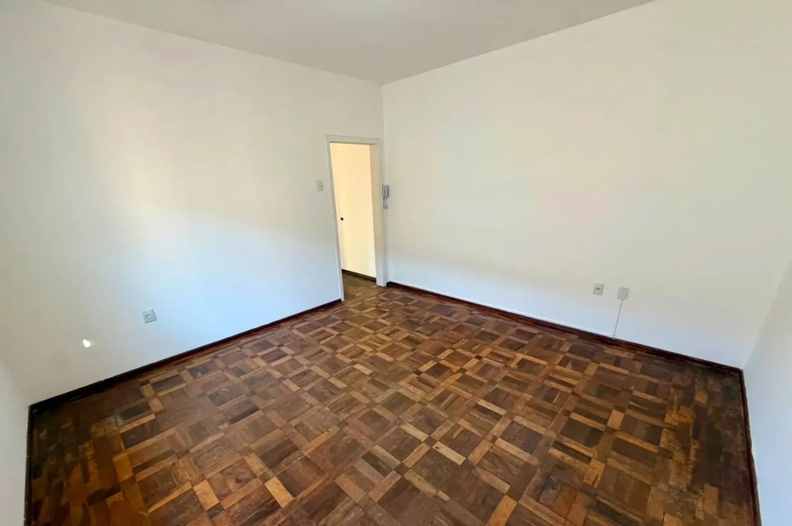 Dormitório com duas portas