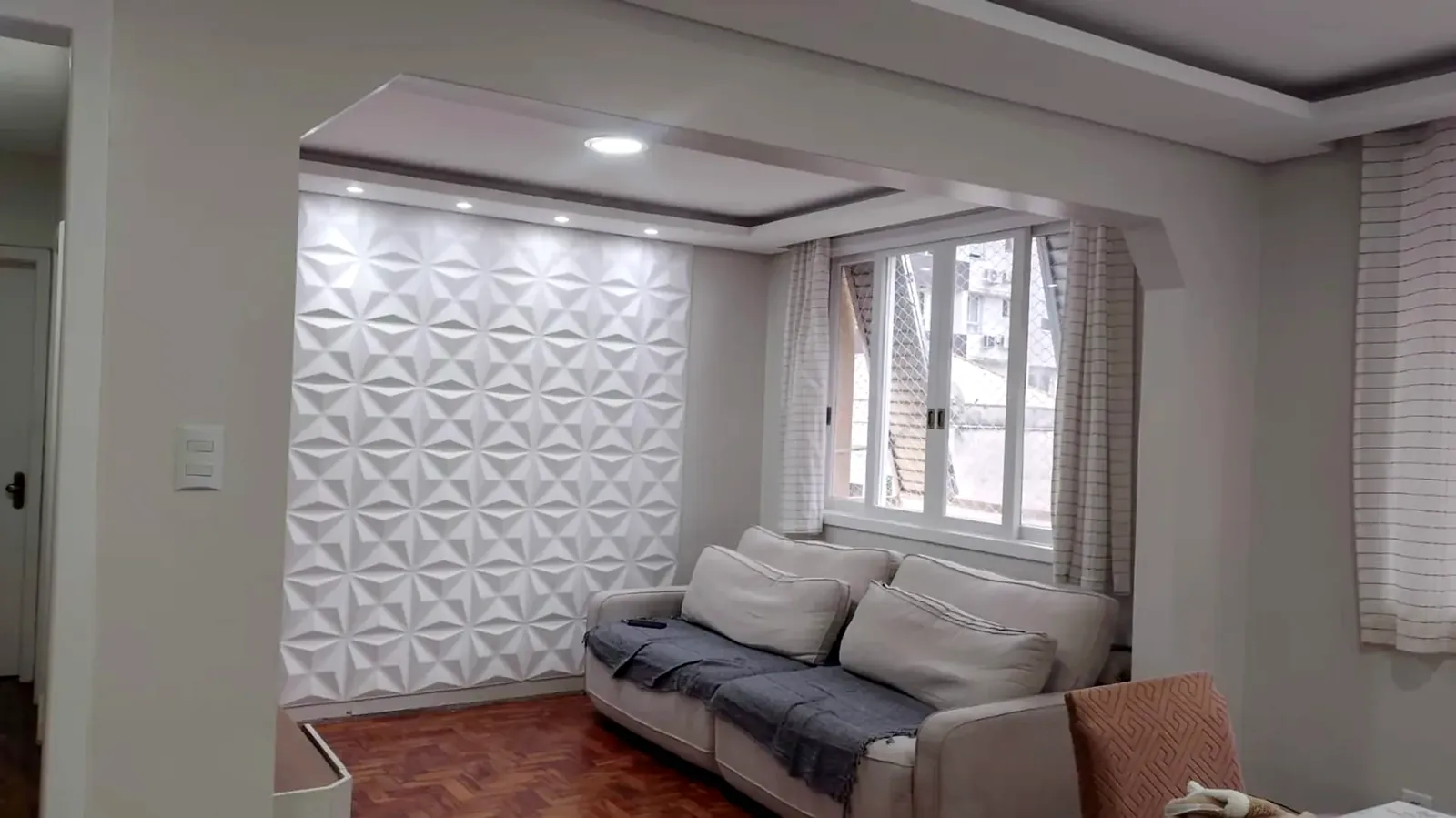 Sala com parede em relevo e luz embutida no Partenon, em Porto Alegre