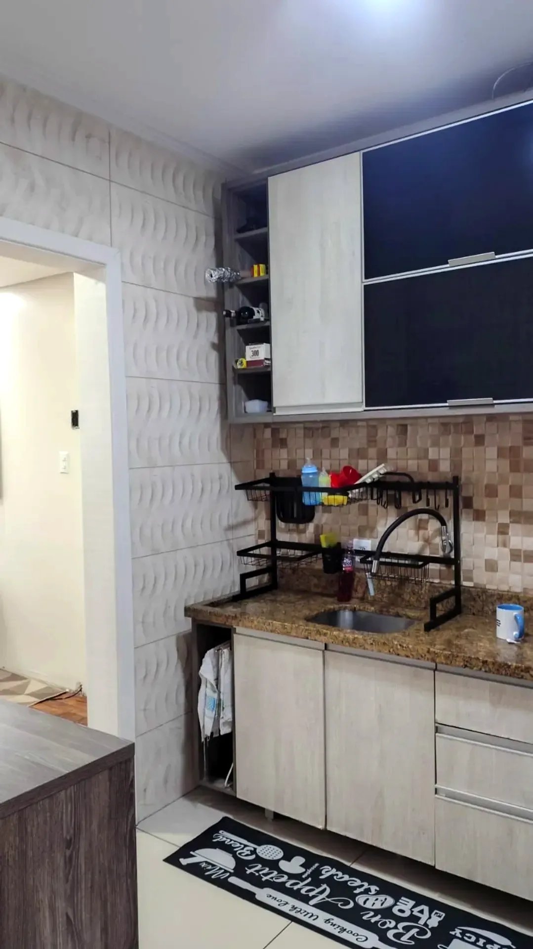 Cozinha com bancada e armários