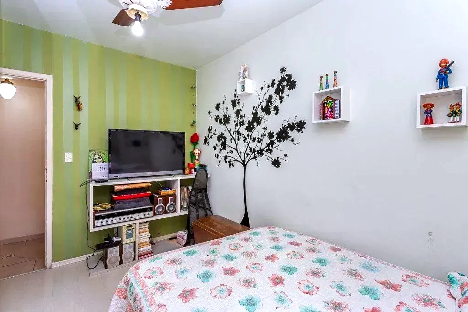 Dormitório com cama de casal