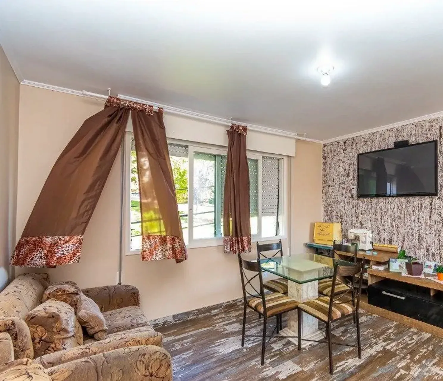 Sala ampla de dois ambientes no Medianeira, em Porto Alegre