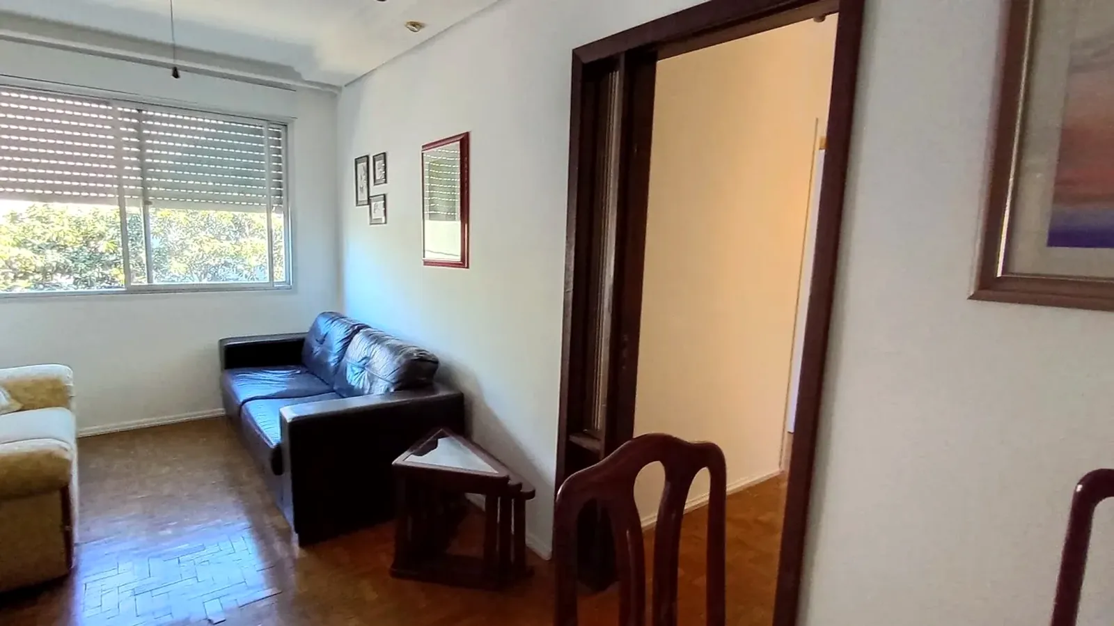 Sala clara com janela ampla