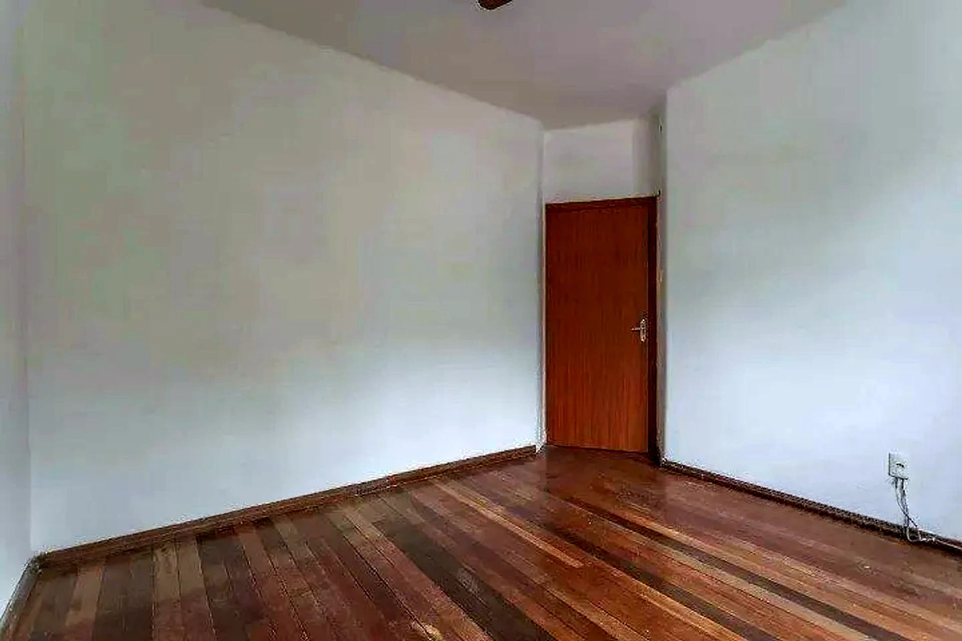 Dormitório com piso de madeira