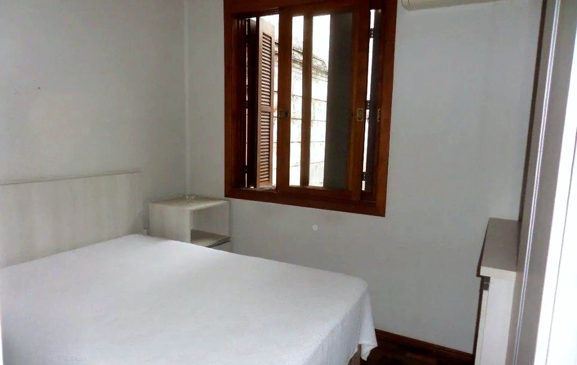 Dormitório com janela ampla