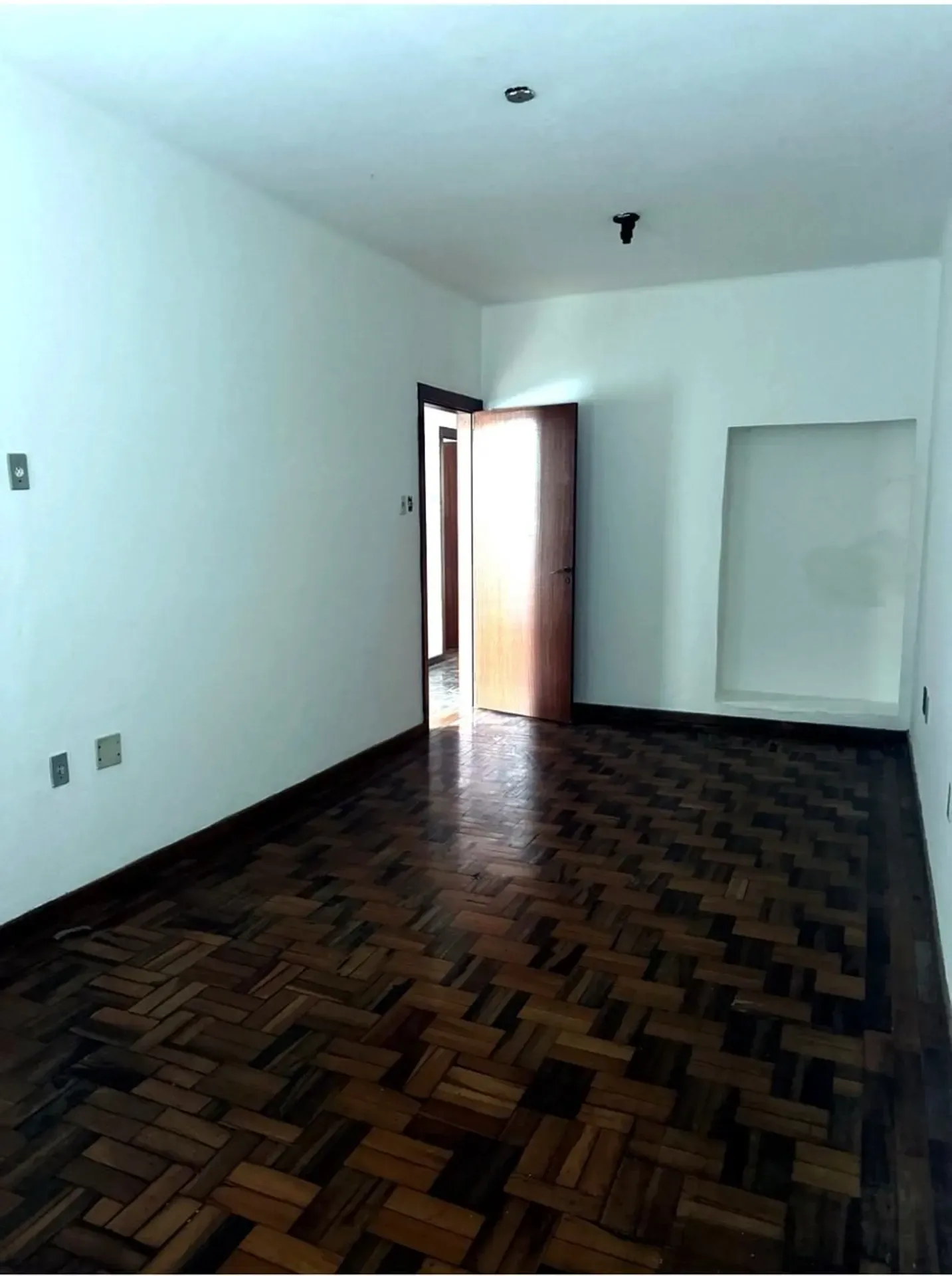 Sala comprida e iluminada