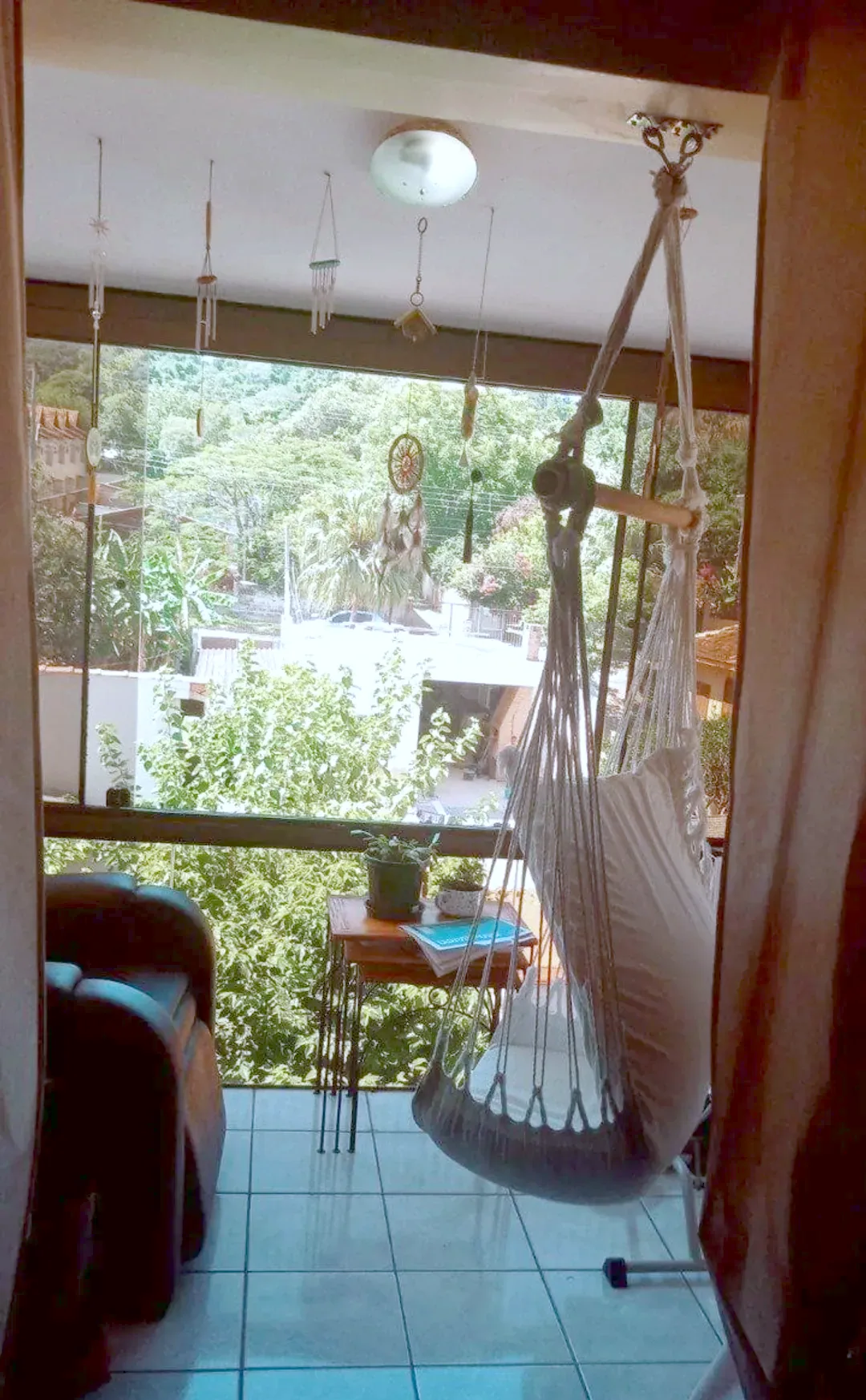 Sacada com rede e vista para o verde